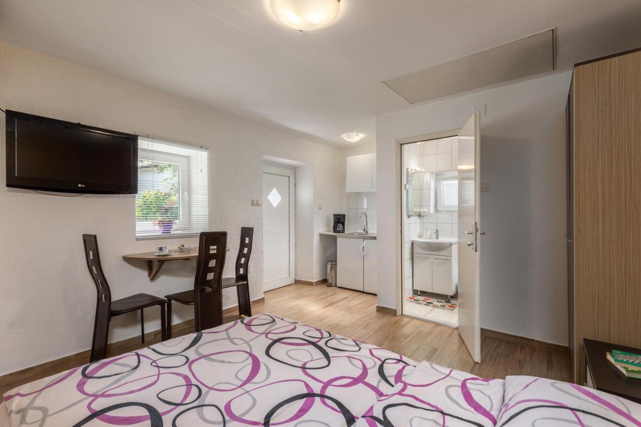 Charming Studio With Hot Tube, Terrace, Barbecue And Garden 클랄제비카 외부 사진