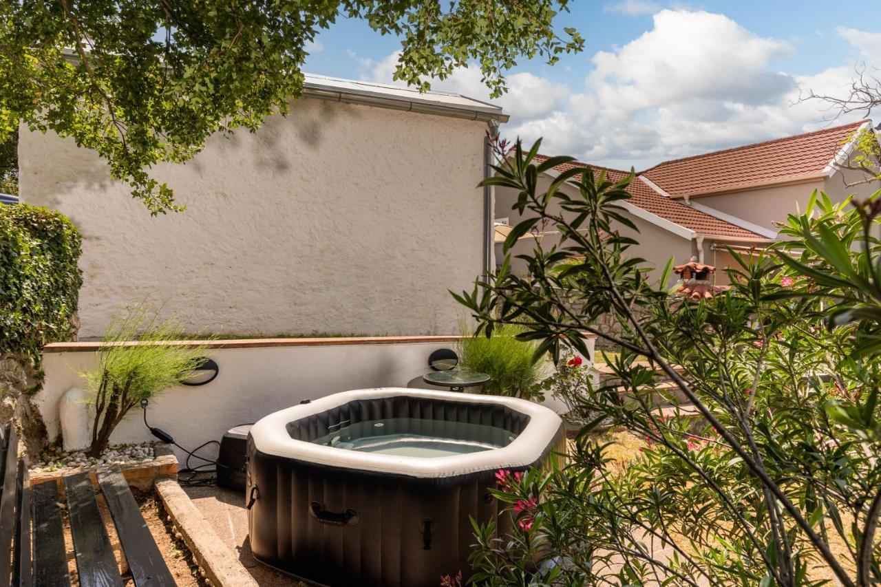 Charming Studio With Hot Tube, Terrace, Barbecue And Garden 클랄제비카 외부 사진